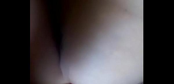  Hot young lady puts her finger in the pussy-Novinha põe dedo na buceta